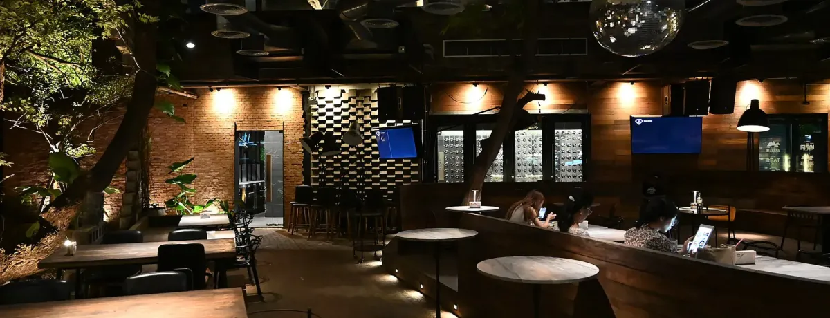 高峰期，不排长队 · 餐饮与服务业预约排队：到店前取号、进度实时看，翻台和口碑一起涨。